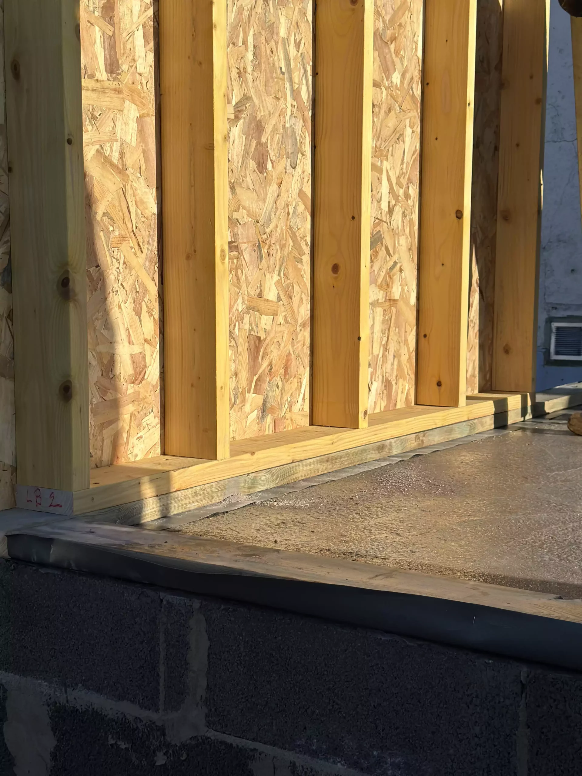 Murs OSB avec panneaux de contreventement pare-pluie éclairé par le soleil