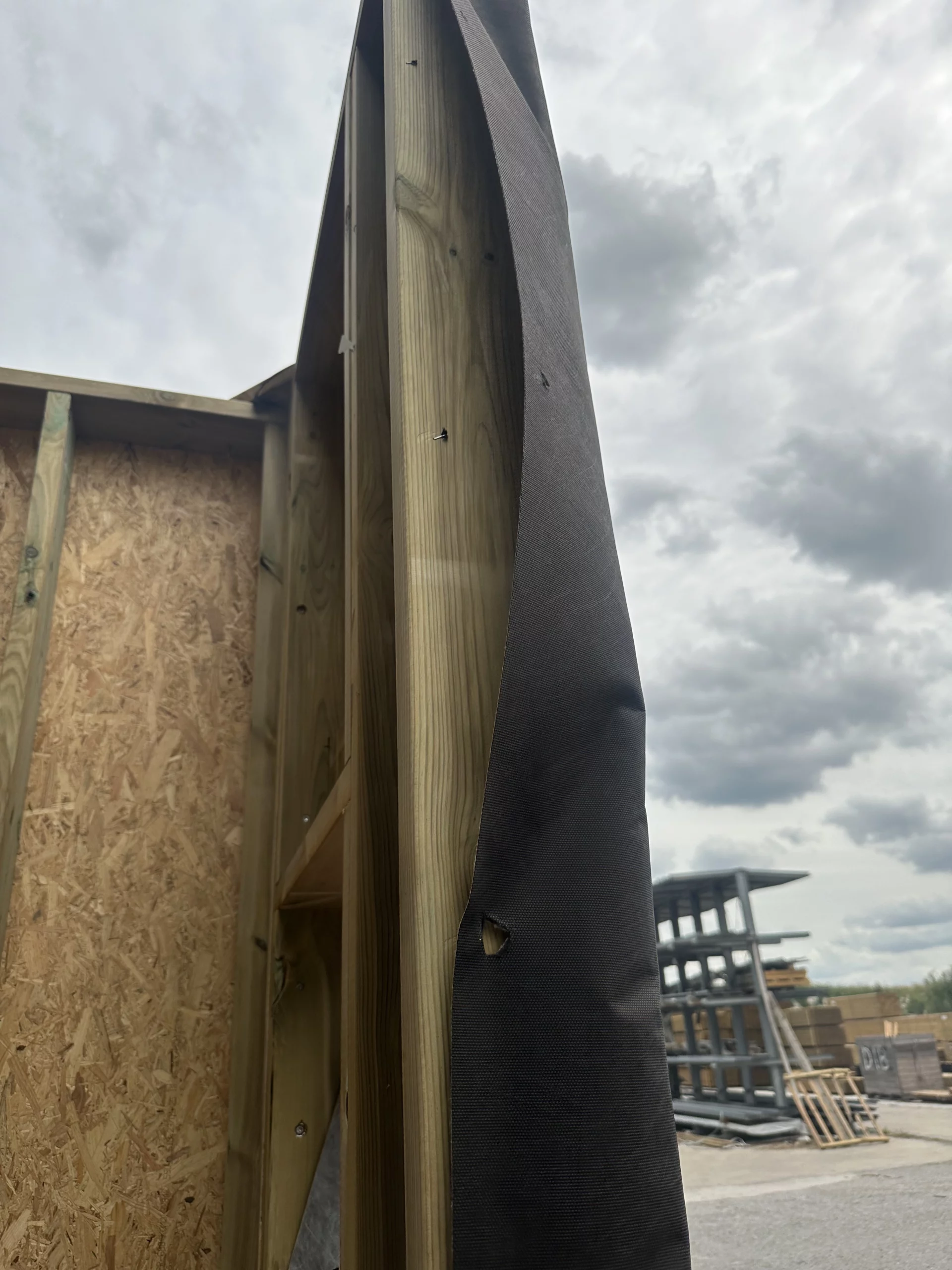 Écran pare-pluie déchiré à cause de la prise au vent