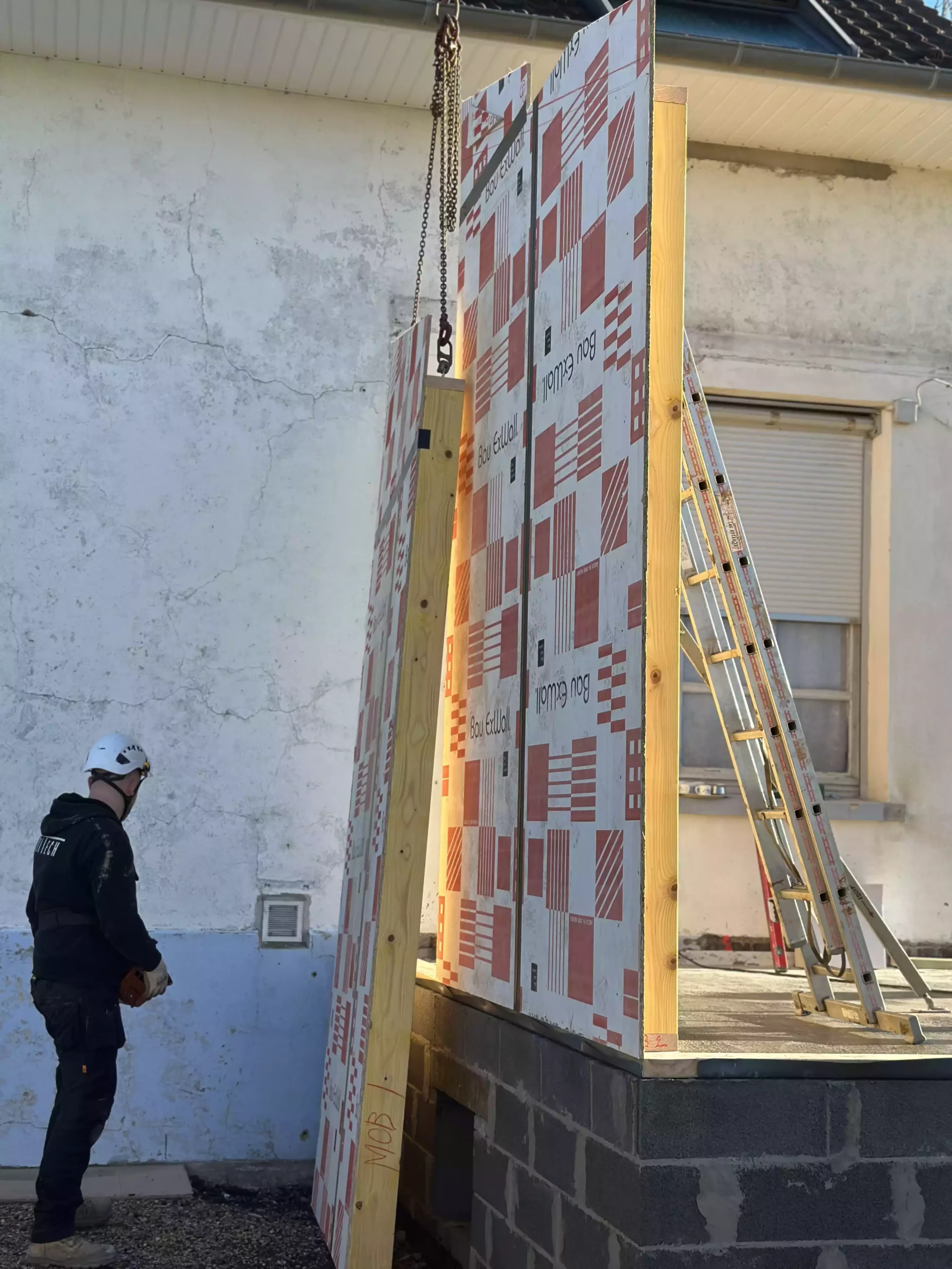 Levage des murs Bau ExWall® 1000 sur un chantier